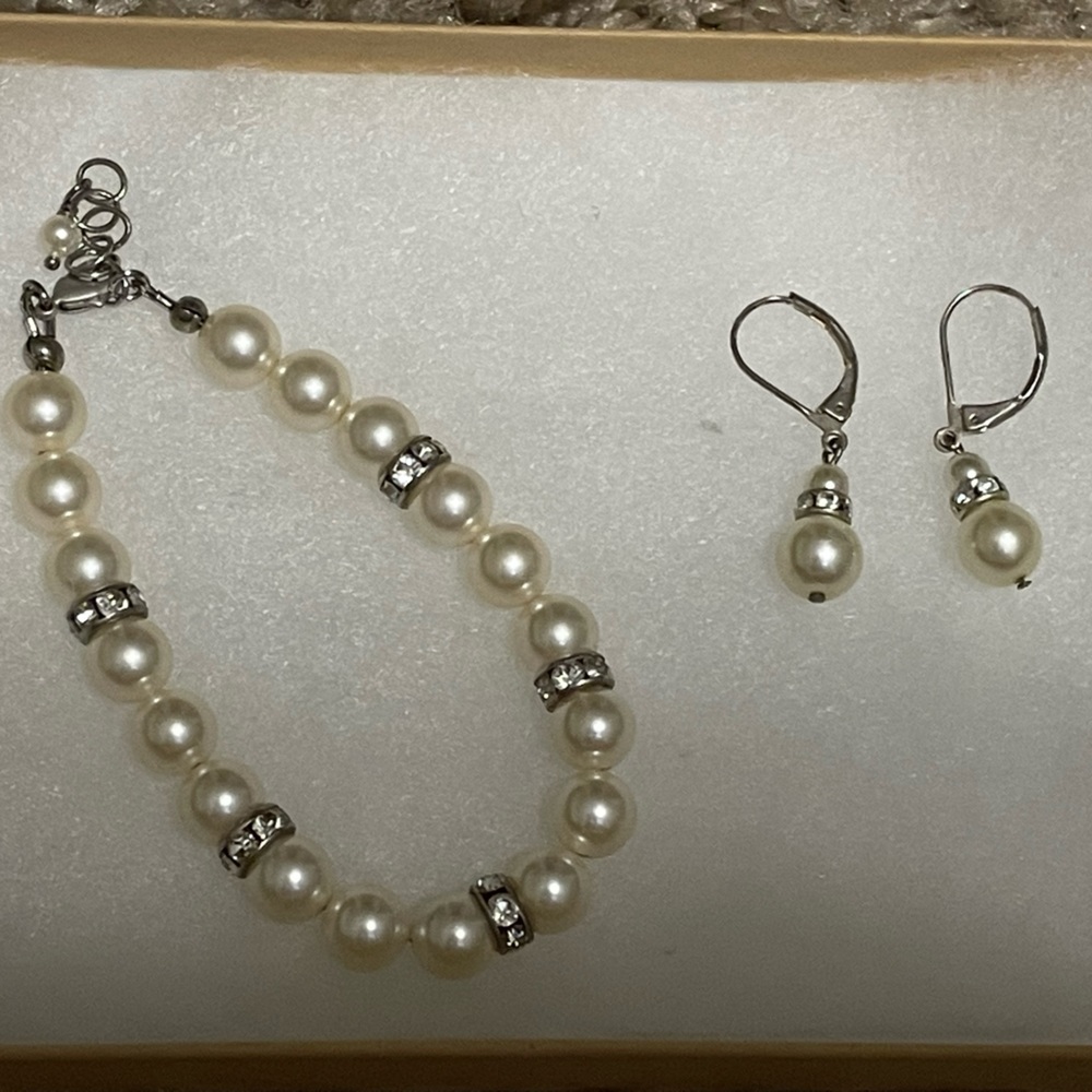 Beautiful Pearl & Swarovski Set
